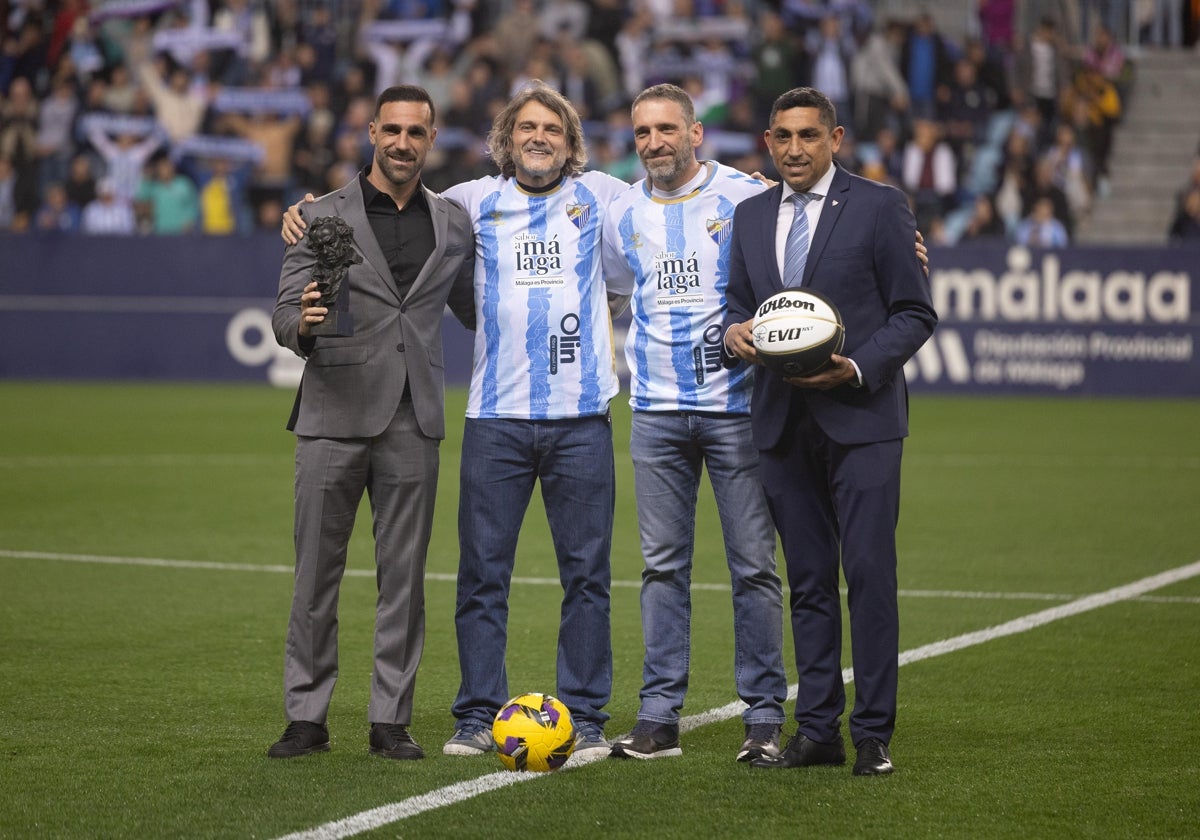 De izquierda a derecha de la imagen, el exfutbolista del Málaga Jesús Gámez, que sostiene el Goya que ganó Salva Reina por 'El 47'; el actor malagueño, con la camiseta del Málaga y el dorsal '47'; Ibon Navarro, entrenador del Unicaja que se proclamó campeón de la Copa del Rey de baloncesto y Basti, exjugador blanquiazul.