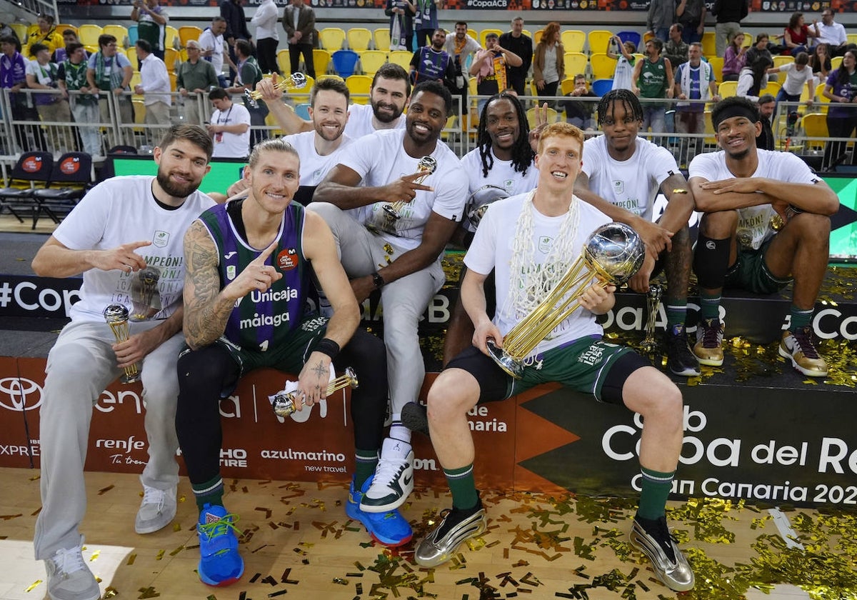 Los jugadores del Unicaja, sonrientes tras la victoria en la final de la Copa.