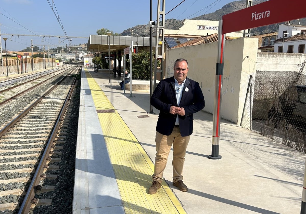 El alcalde, Félix Lozano, en la estación del Cercanías C2 de Pizarra.