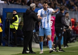 Baturina, que lanzó el penalti frente al Tenerife, recibe directrices de Pellicer.