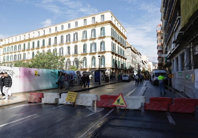 Los bloques blanquirrojos y los carteles amarillos avisan del corte total.