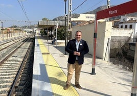 El alcalde, Félix Lozano, en la estación del Cercanías C2 de Pizarra.