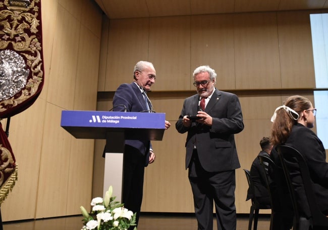 El hermano mayor, Juan Manuel Gutiérrez, entregó la medalla del centenario a Francisco de la Torre.