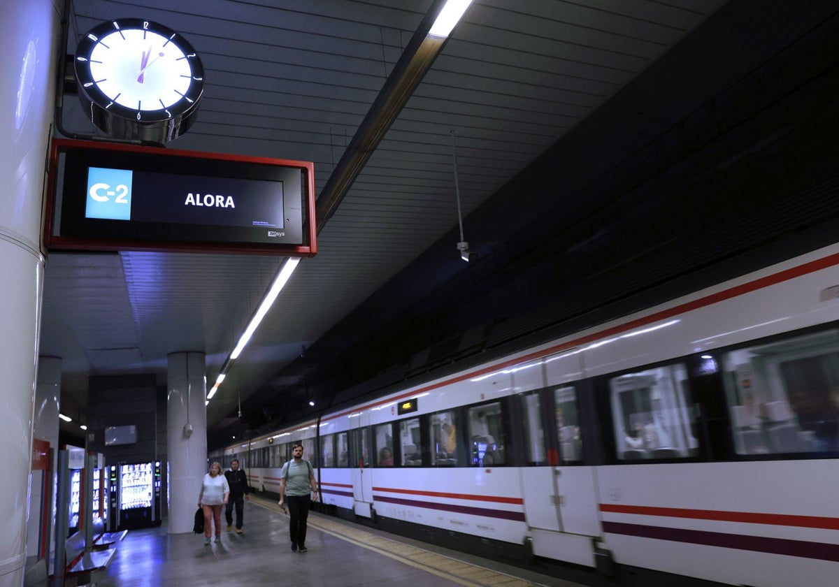 Viajeros salen del tren de Cercanías de la línea C2, clave en la expansión residencial del Guadalhorce.