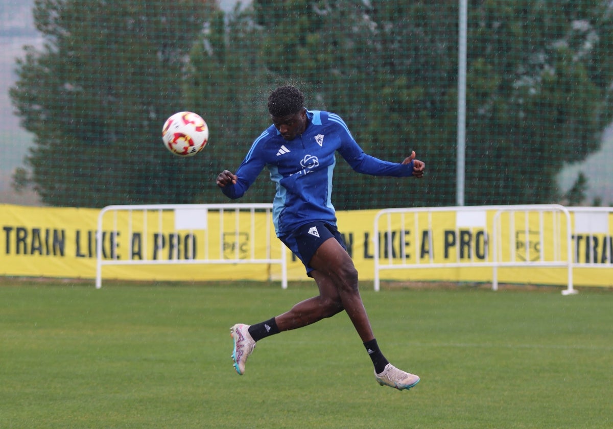 Moussa cabecea un balón durante un entrenamiento del Marbella.