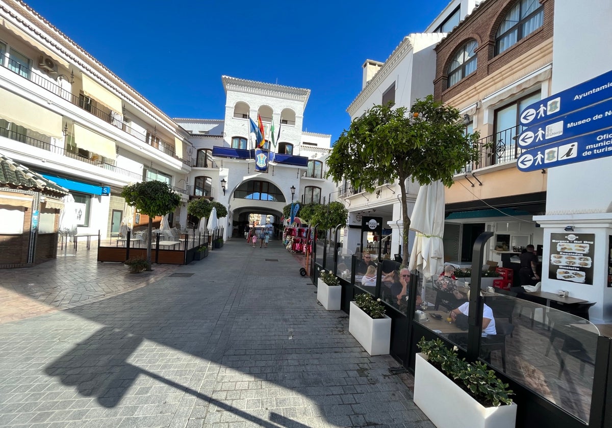 Fachada principal del Ayuntamiento de Nerja en la céntrica calle Carmen.