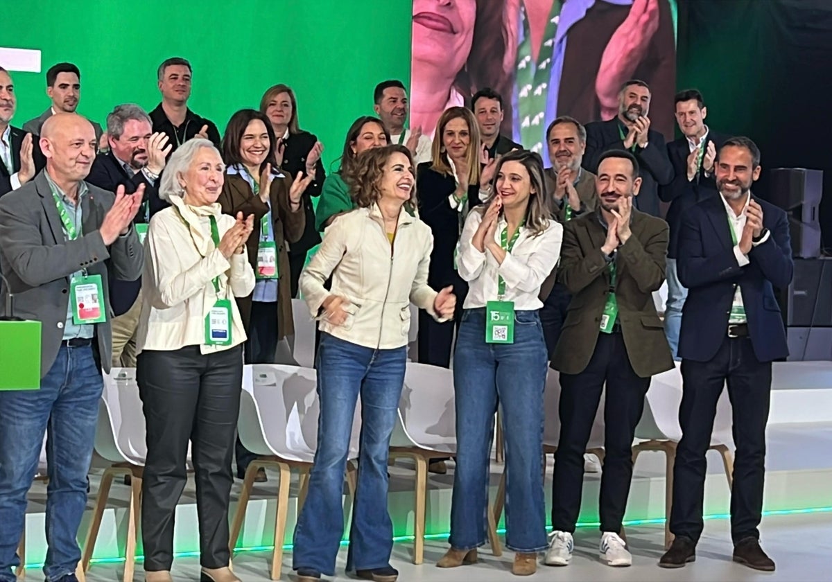 Dani Pérez, primero por la derecha de la imagen, junto a Montero y parte del núcleo duro del socialismo andaluz.