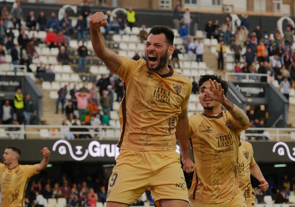 Baturina celebra su crucial tanto frente al Cartagena en el último instante.