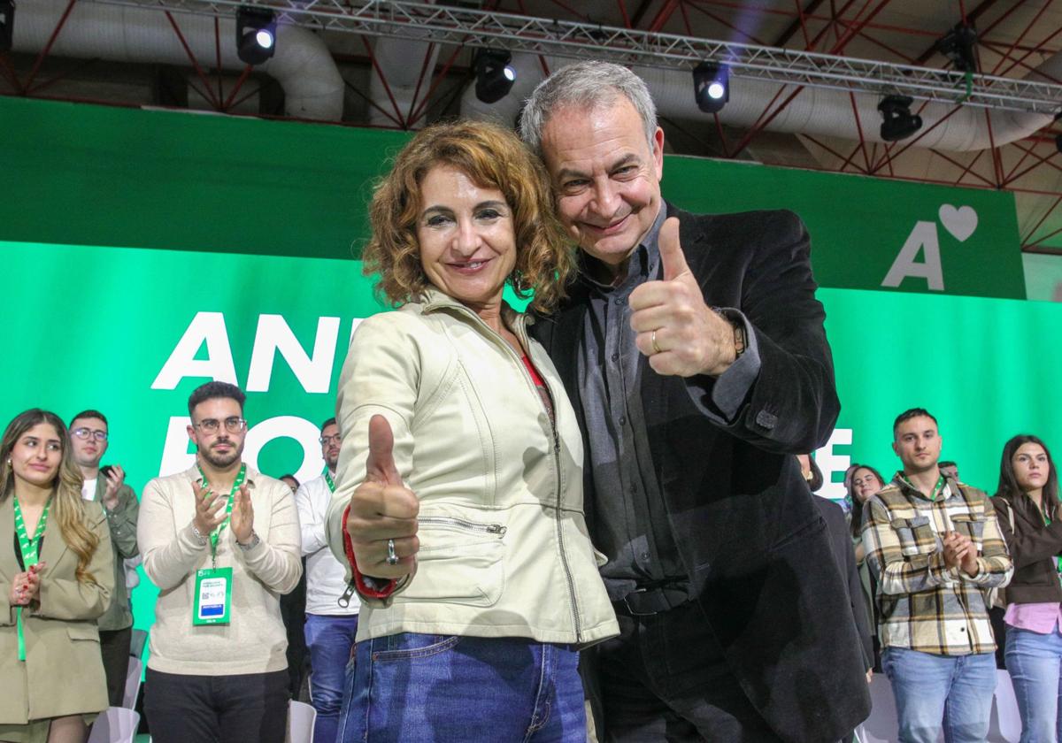 La vicepresidenta primera y ministra de Hacienda, María Jesús Montero, junto al expresidente del Gobierno, José Luis Rodríguez Zapatero.