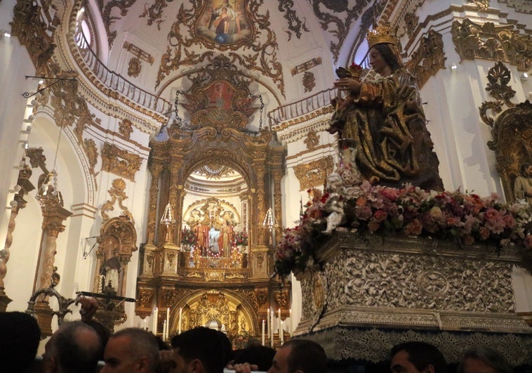 Momento en el que la Virgen de la Patrona pasa delante de los Santos Patronos de Málaga.