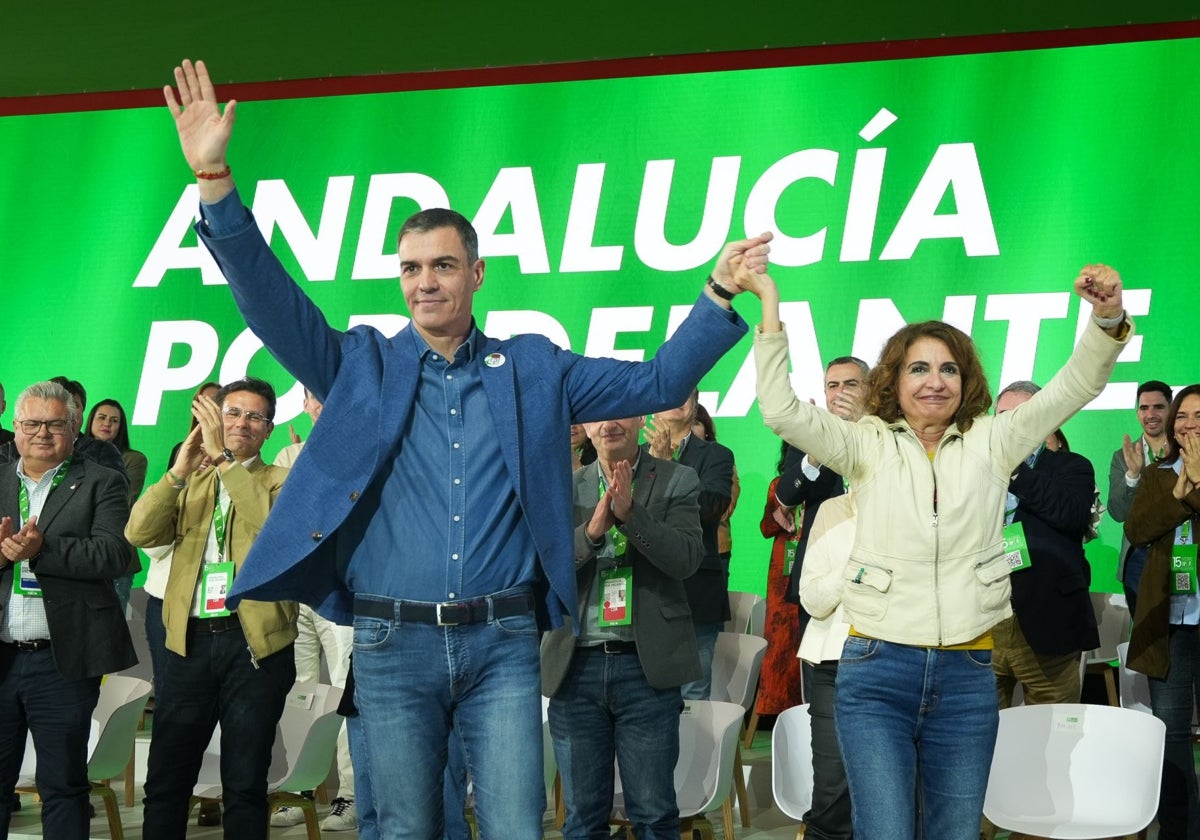 Pedro Sánchez y María Jesús Montero saludan al congreso.