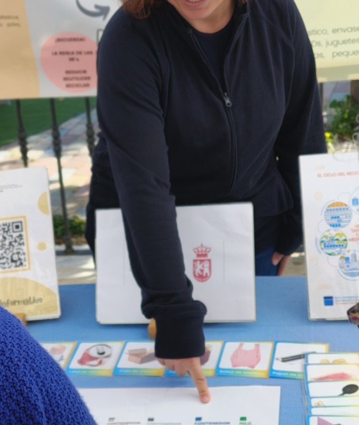 Imagen secundaria 2 - Las mesas informativas en los distintos puntos de Álora.