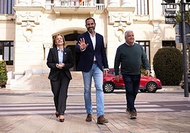 El portavoz socialista, Dani Pérez, acompañado de los ediles Begoña Medina y Salvador Trujillo.