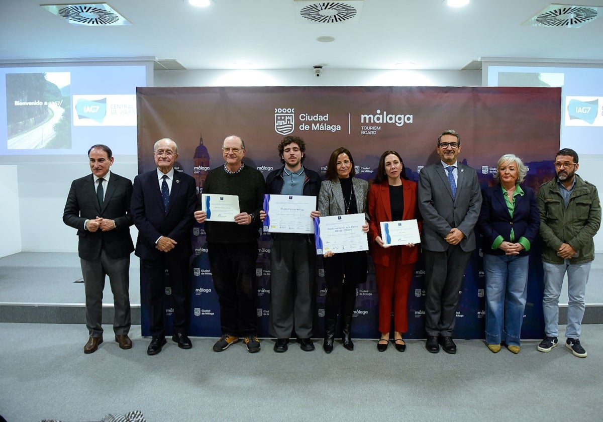 Empresarios muestran sus diplomas tras el evento presidido por el alcalde de Málaga.