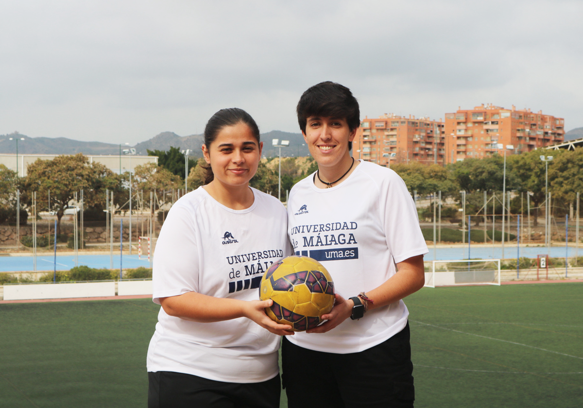 Rocío Nadales y Ana Bastida, frente al campo en el que entrenan en la UMA.