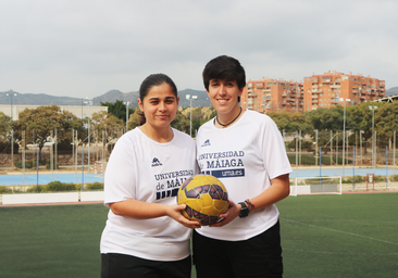 Rocío Nadales y Ana Bastida frente al campo en el que entrenan en la UMA.