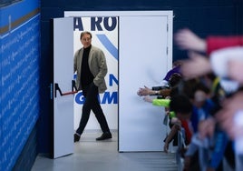 Loren Juarros cruza junto a la 'zona mixta' de La Rosaleda.