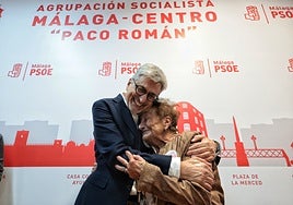 Aguilar abraza a su madre, Curra Román, al finalizar el acto.
