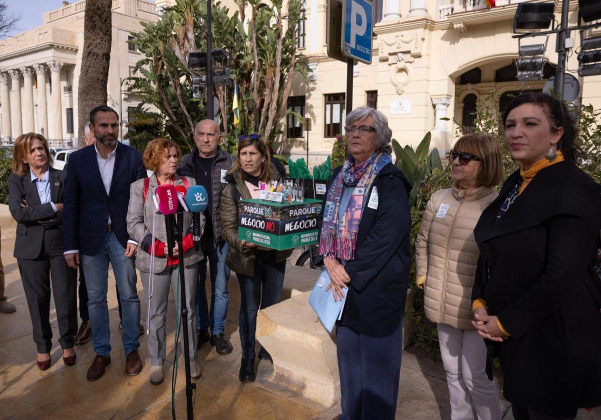 Vecinos del movimiento vecinal del Parque del Oeste, acompañados de ediles del PSOE y Con Málaga.