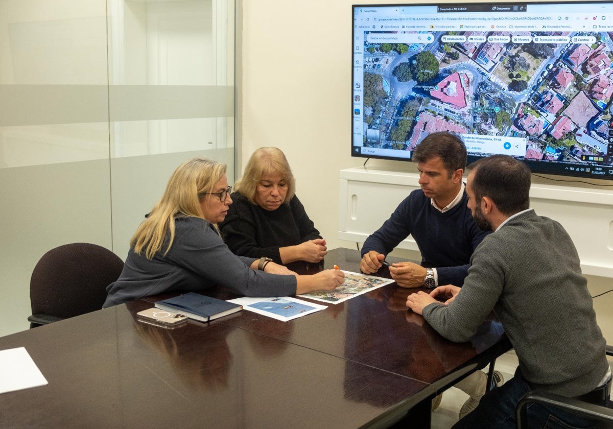 El concejal de Obras, Diego López, en la reunión con los vecinos.