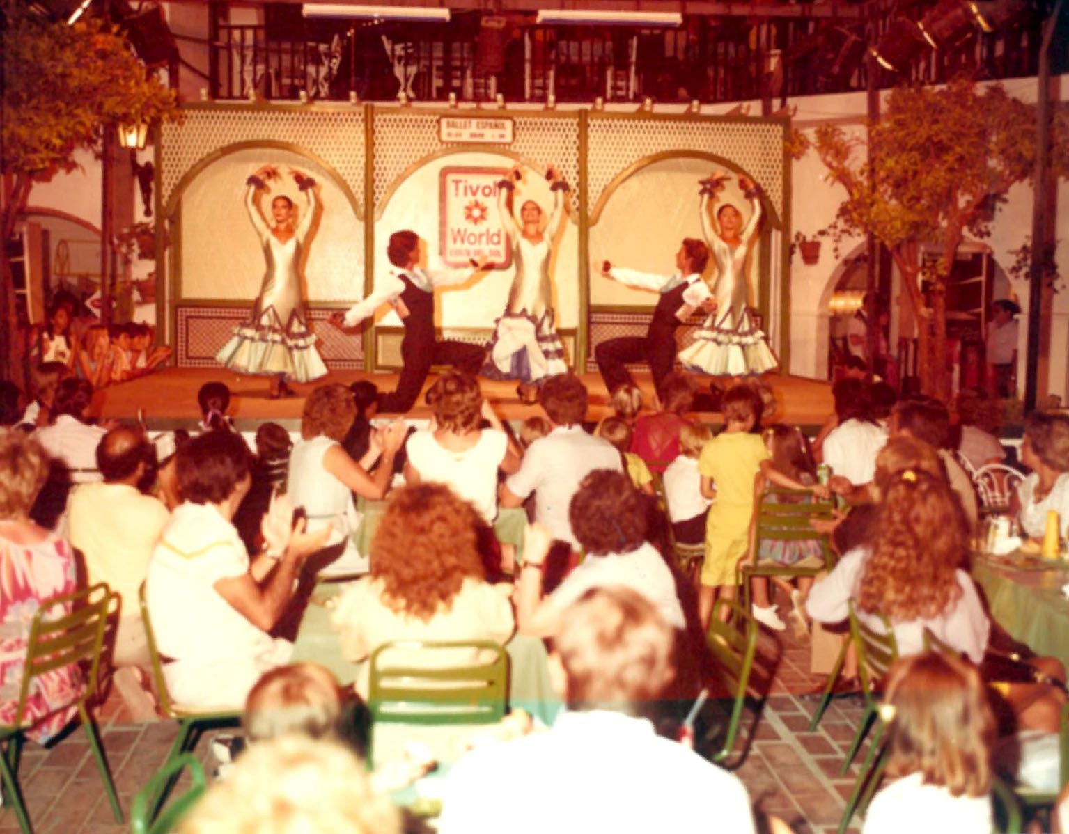 Otra de las actuaciones de flamenco en el conocido como 'Patio andaluz', un espacio muy concurrido para hacer una pausa y tomar algo antes de seguir disfrutando de las atracciones. Esta imagen es de mediados de los 80