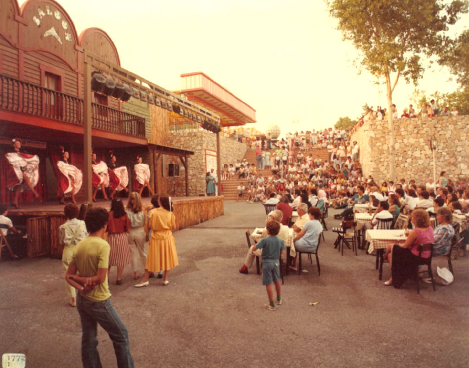 Los espectáculos de variedades, que podían disfrutarse a diario, eran muy seguidos por parte de público de todas las edades. La fotografía es de mediados de los años 80