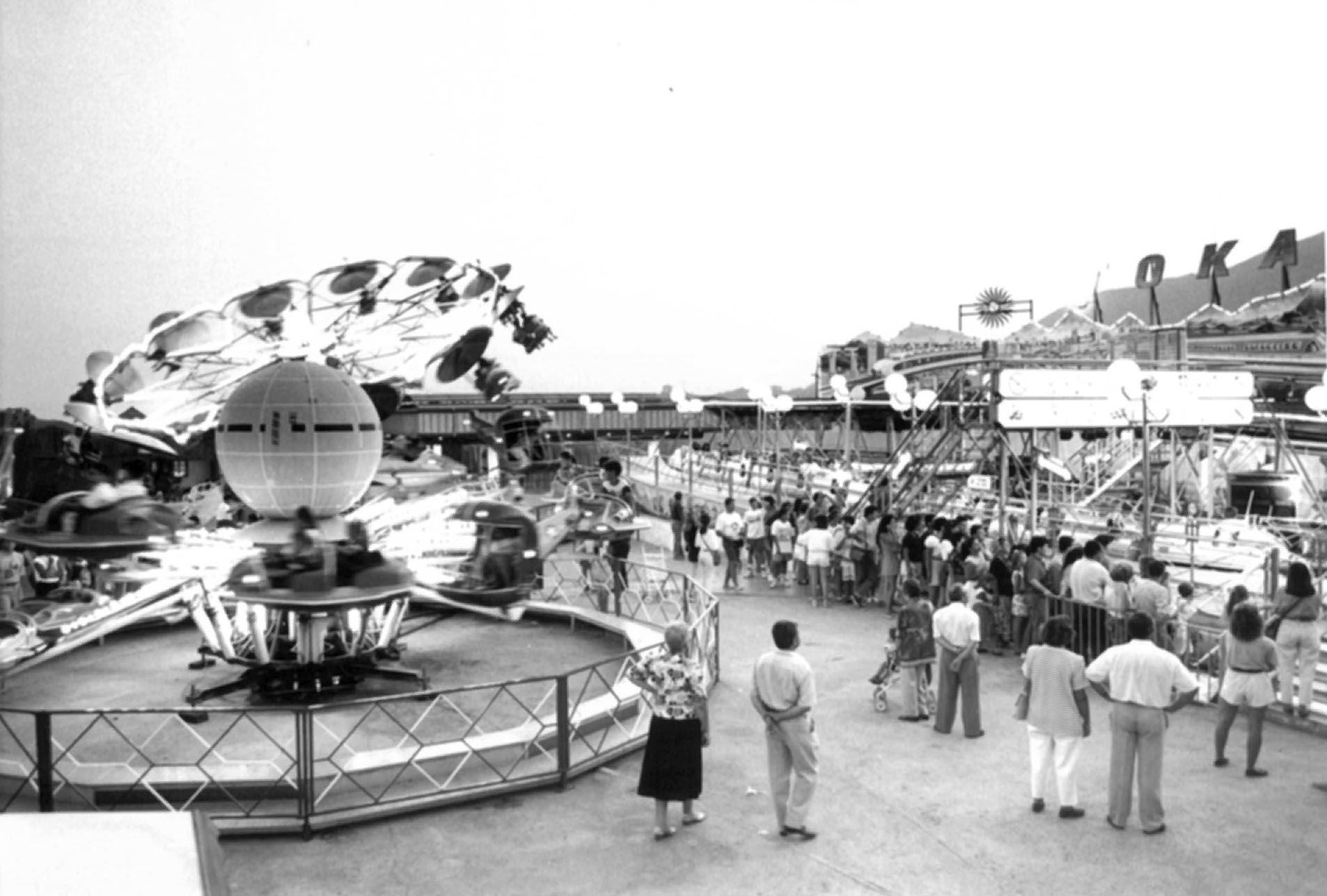 En una de las terrazas intermedias del parque estaban dos de las atracciones con más gancho: los conocidos como los 'paragüitas' y el Tokaido. En la imagen, detalle de las instalaciones a mediados de los 80