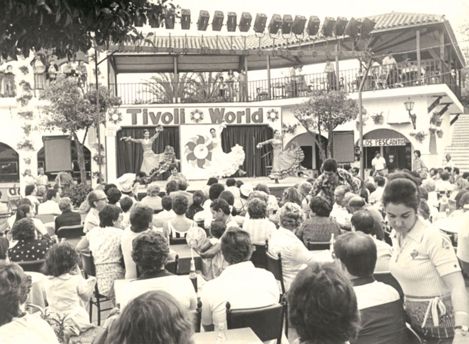 Otro de los atractivos del parque eran las actuaciones populares, muy aplaudidas por el público: de flamenco, del oeste, de cabaret... En verano, había espectáculos de flamenco gratis a diario, tal y como muestra esta foto de los años 80 