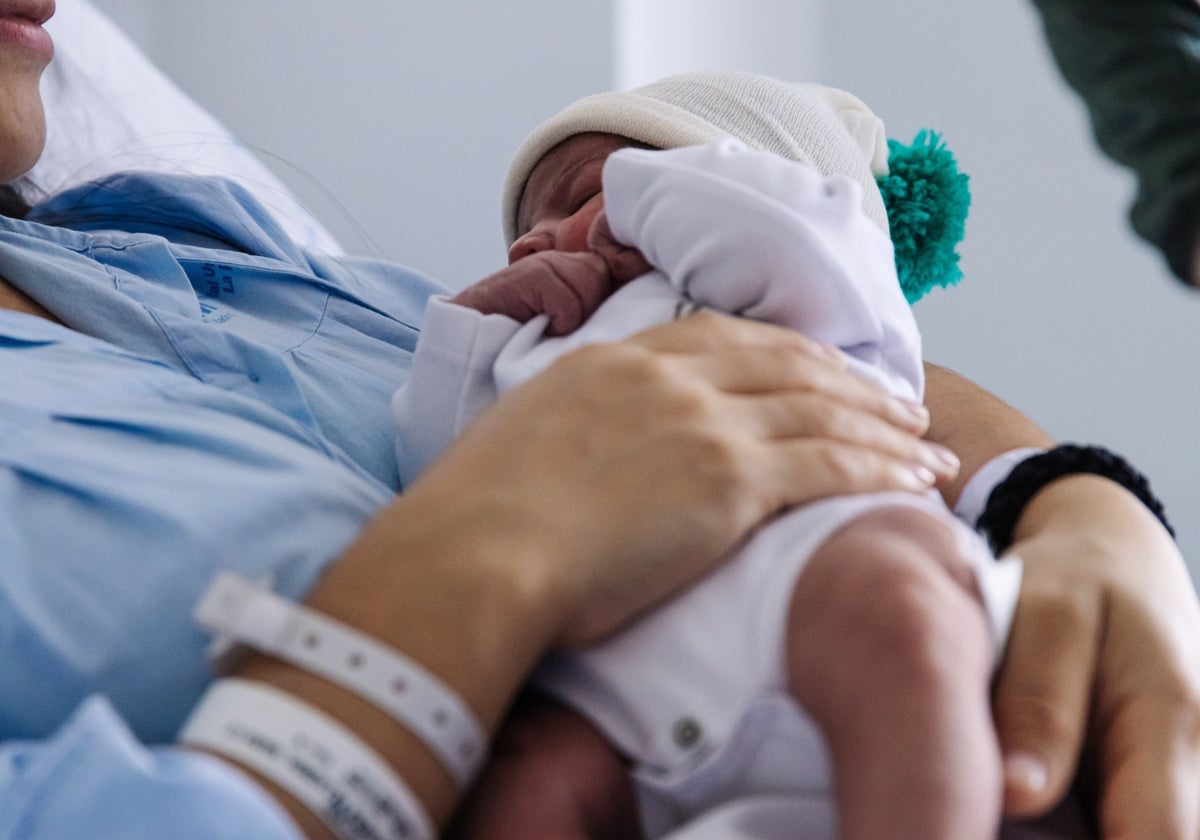 Un bebé recién nacido en los brazos de su madre.