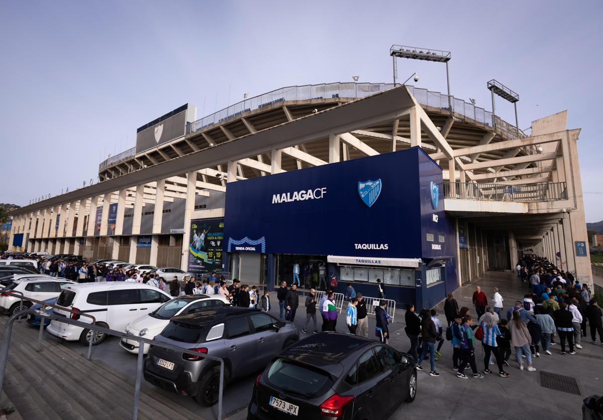 Los aficionados del Málaga, en la cola para acceder a la sesión de puertas abiertas este martes.