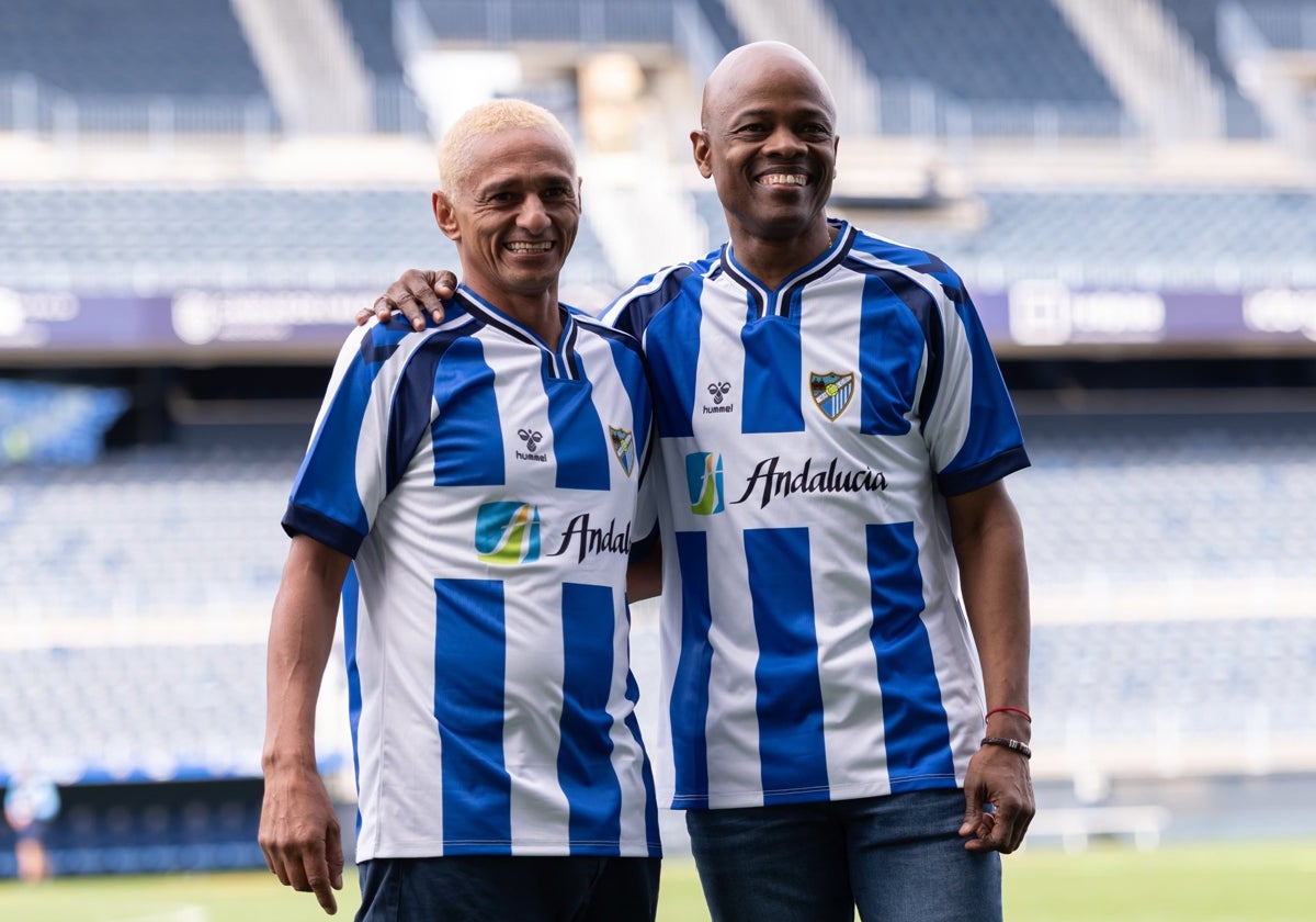 Darío Silva y Dely Valdés posan con la camiseta 'retro' del Málaga.