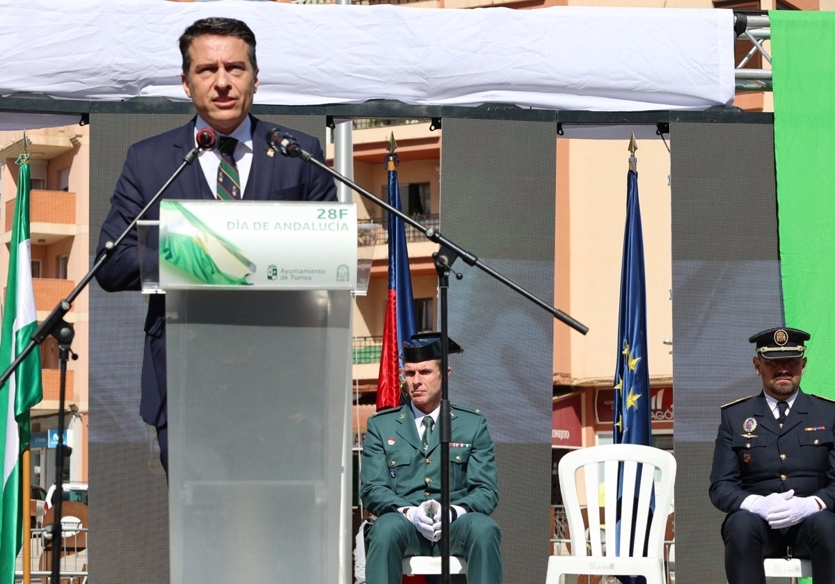 El alcalde torroxeño, Óscar Medina, en la celebración del pasado año del Día de Andalucía.