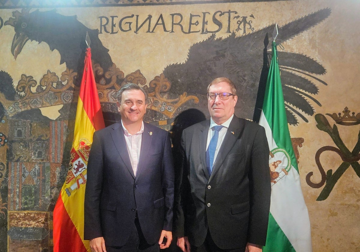 El primer teniente de alcalde, Félix Romero, y el embajador de Estonia, Andres Rundu.