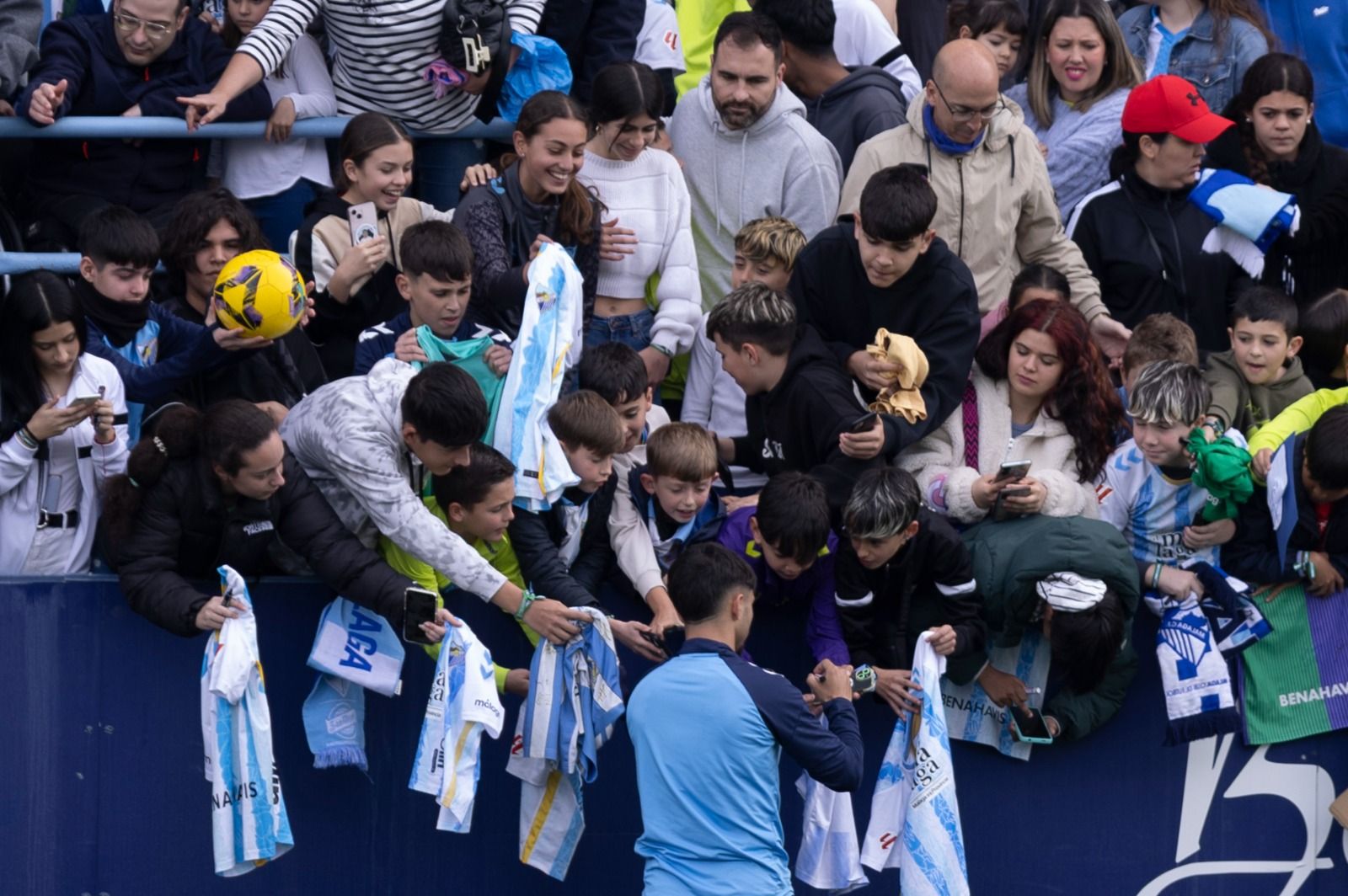 El entrenamiento del Málaga de puertas abiertas, en imágenes
