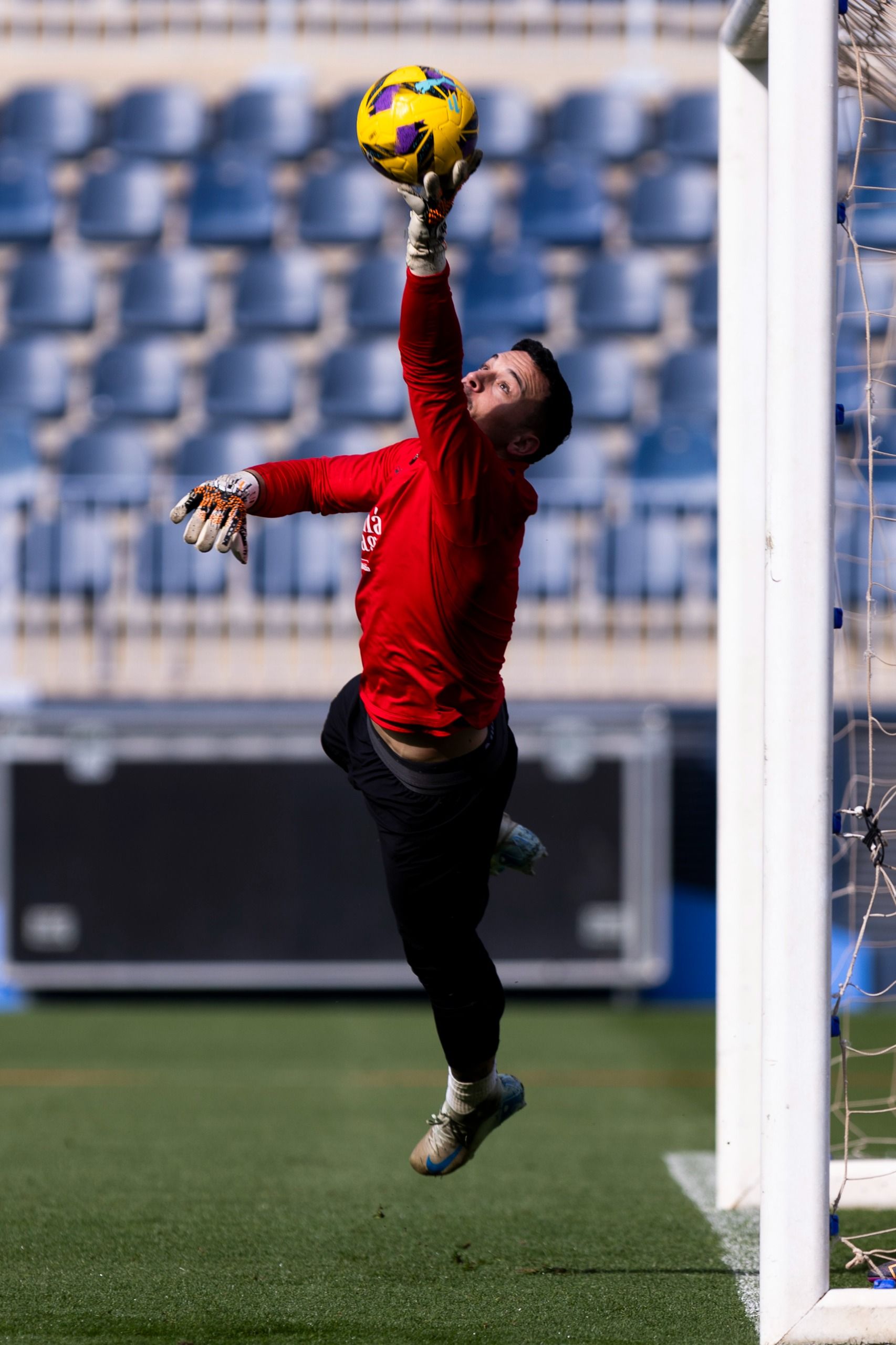 El entrenamiento del Málaga de puertas abiertas, en imágenes