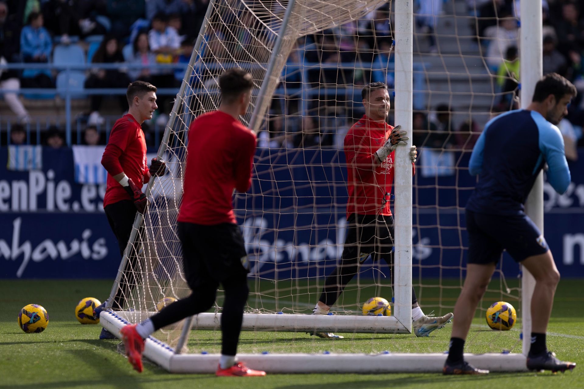 El entrenamiento del Málaga de puertas abiertas, en imágenes