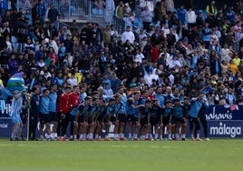 Los jugadores y cuerpo técnico del Málaga posan tras el entrenamiento de puertas abiertas.