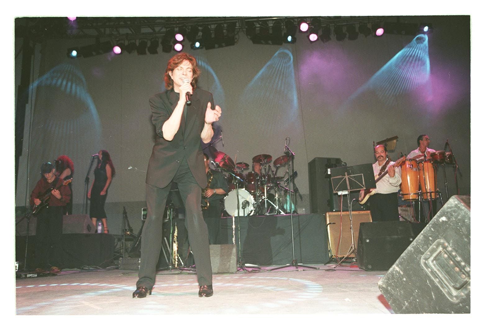 Estrellas de la época como Camilo Sesto hacían parada en el auditorio del parque de atracciones como parte de sus grandes giras de verano, y en ocasiones con más de una fecha. En la imagen, el cantante en un concierto en el verano del 98