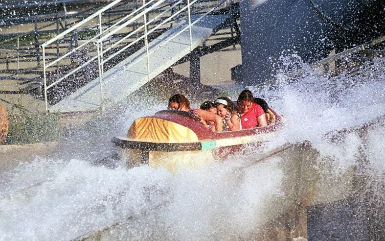 Una de las últimas atracciones en incorporarse al parque fue la montaña de rusa acuática, ubicada cerca del auditorio y que rápidamente se convirtió en una de las favoritas del público, a quien le divertía mojarse en las bajadas 