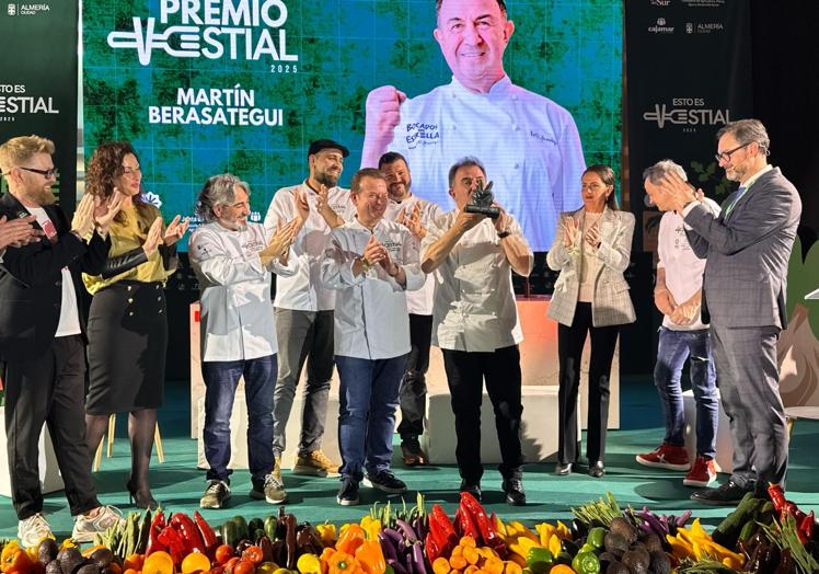 El chef Martín Berasategui recoge el Premio VESTIAL 2025.