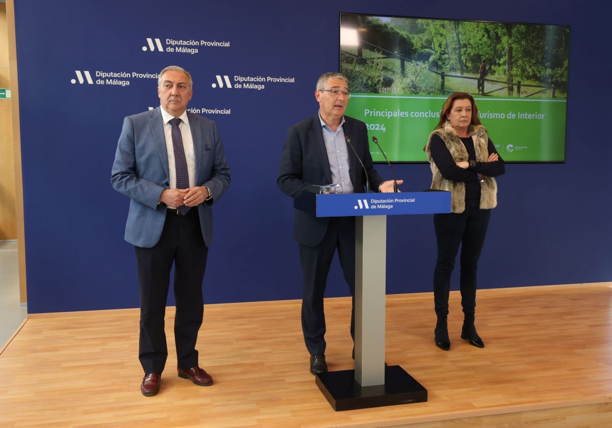 Díaz, Salado y González, tras la presentación del balance de turismo de interior.