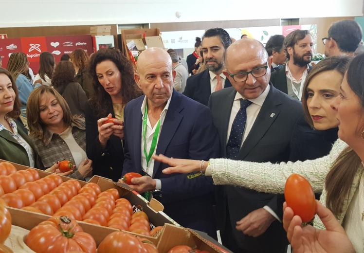 Autoridades visitan los stands durante la primera jornada de VESTIAL 2025.