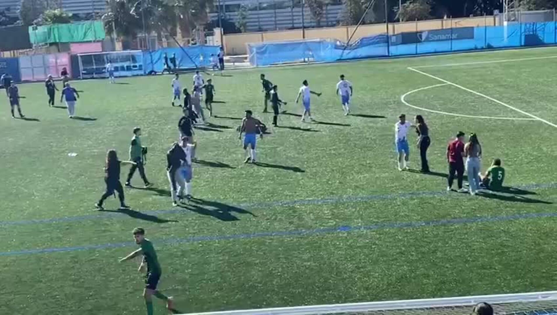 Batalla campal en un partido de fútbol malagueño por la expulsión de un jugador