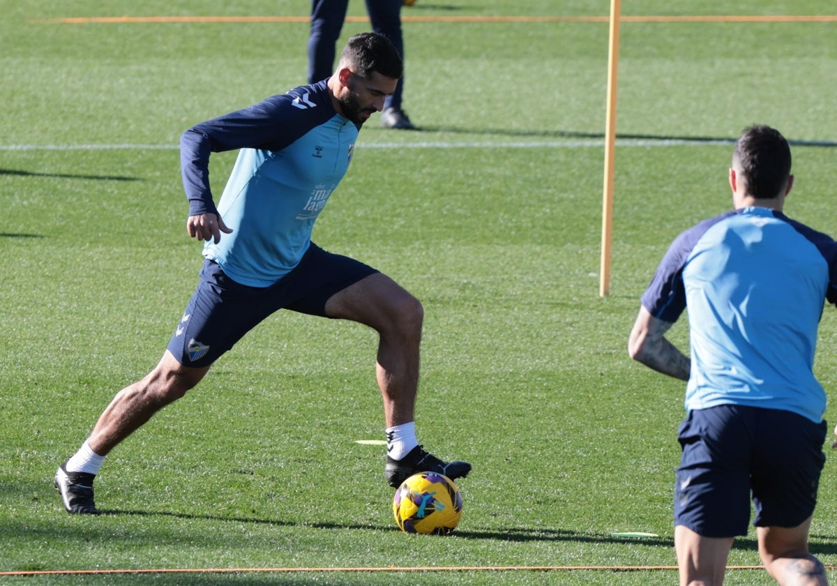 Galilea controla el balón durante un entrenamiento reciente.