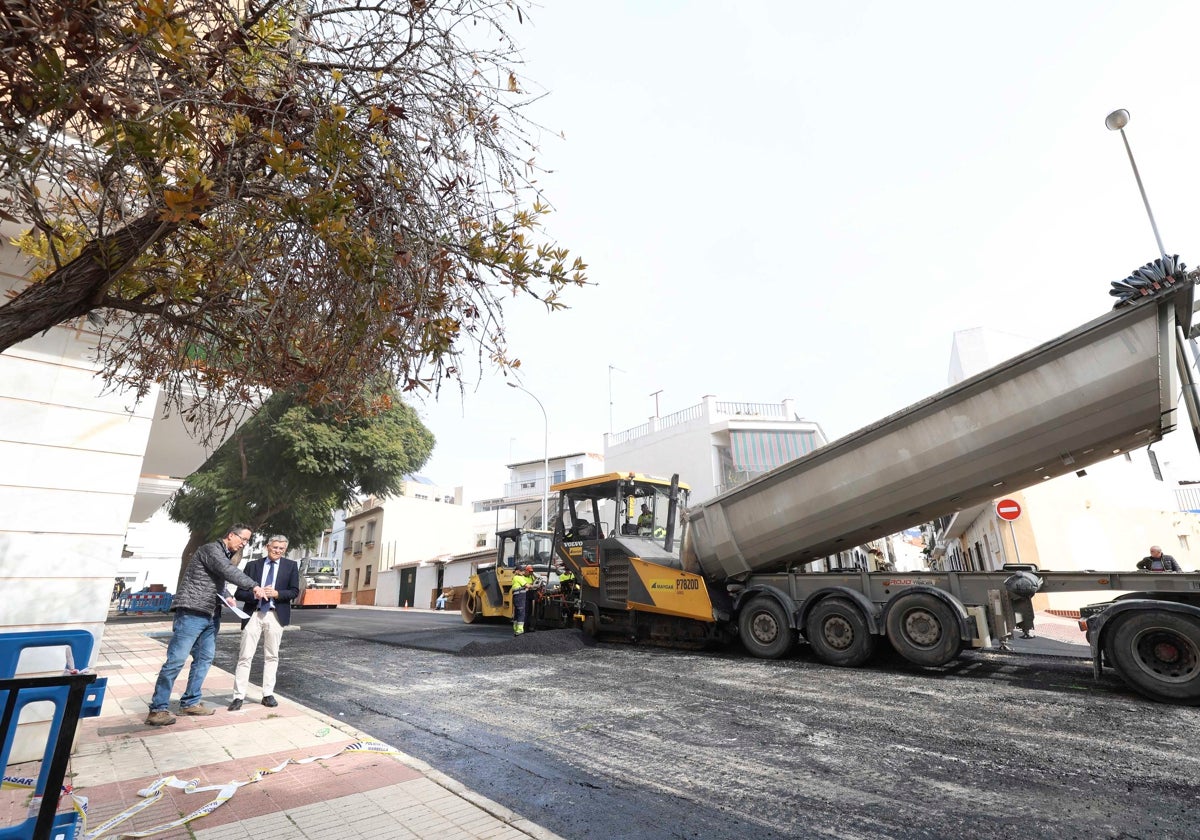 El teniente alcalde, Javier García, ha visitado los trabajos de asfaltado.