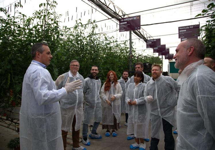 Chefs durante la visita a los invernadores experimentales de la empresa de semillas Rijk Zwaan.