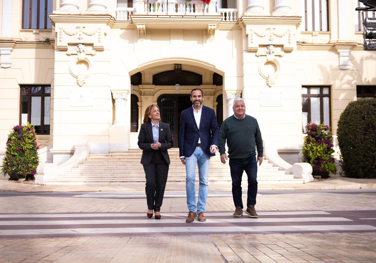 Pérez, el asado lunes, a las puertas del Ayuntamiento junto a los ediles Begoña Medina y Salvador Trujillo.