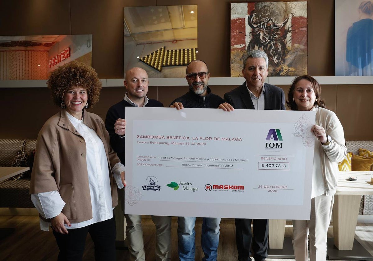 La artista Encarni Navarro, junto a colaboradores de la acción solidaria y la asociación beneficiaria.