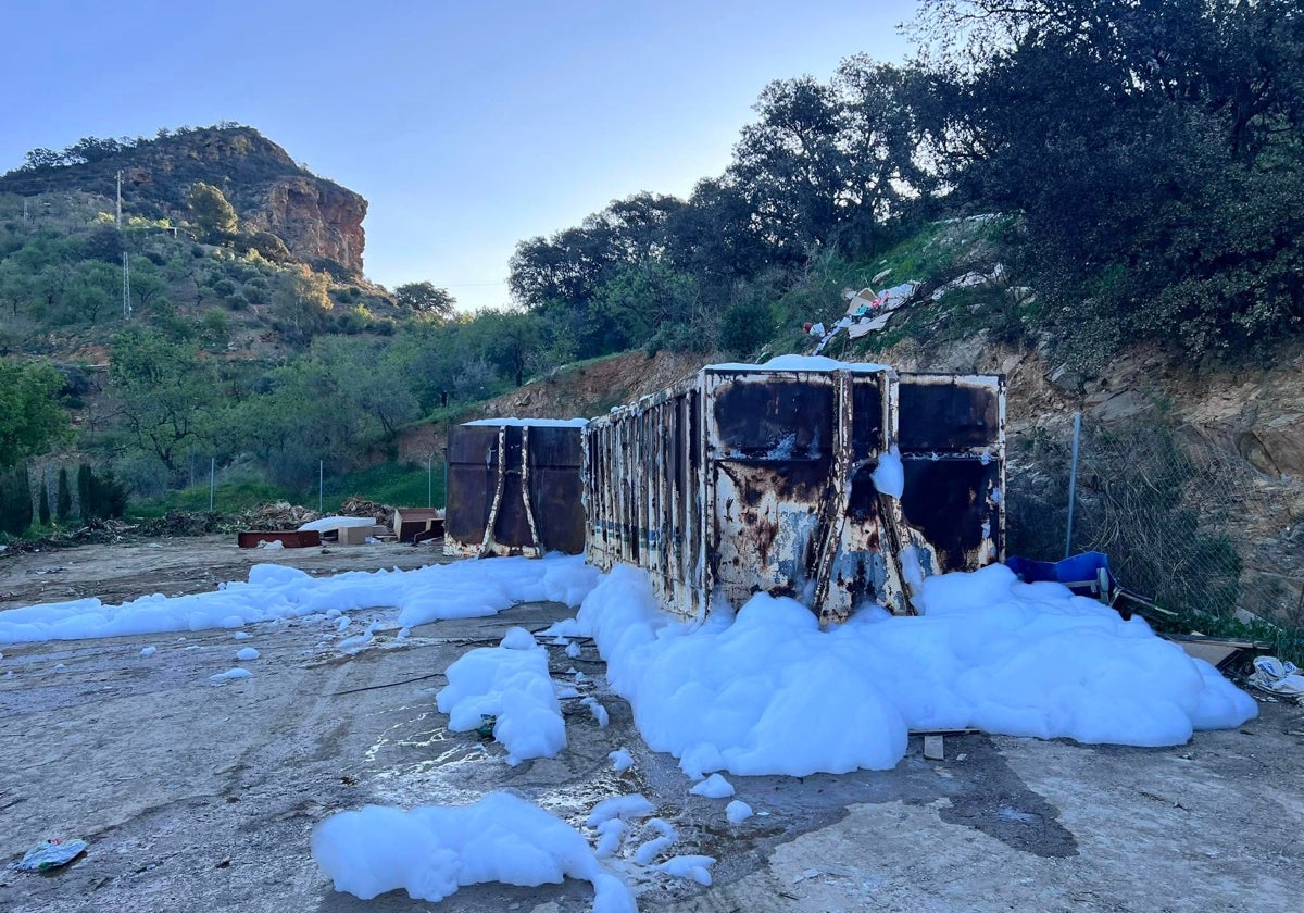 Imagen de los dos contenedores que ardieron en la noche de este martes en Comares.