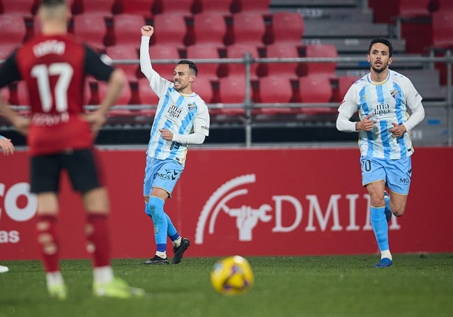 Manu Molina celebra su gol al Mirandés, en Anduva, su único este curso.